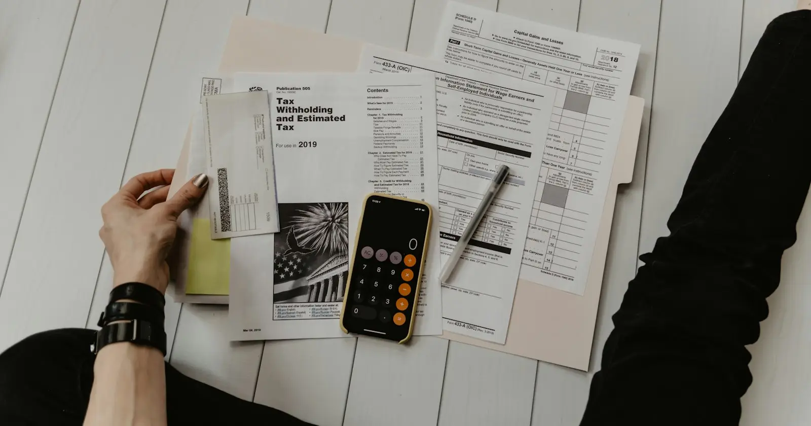 Formularios y una calculadora sobre un escritorio